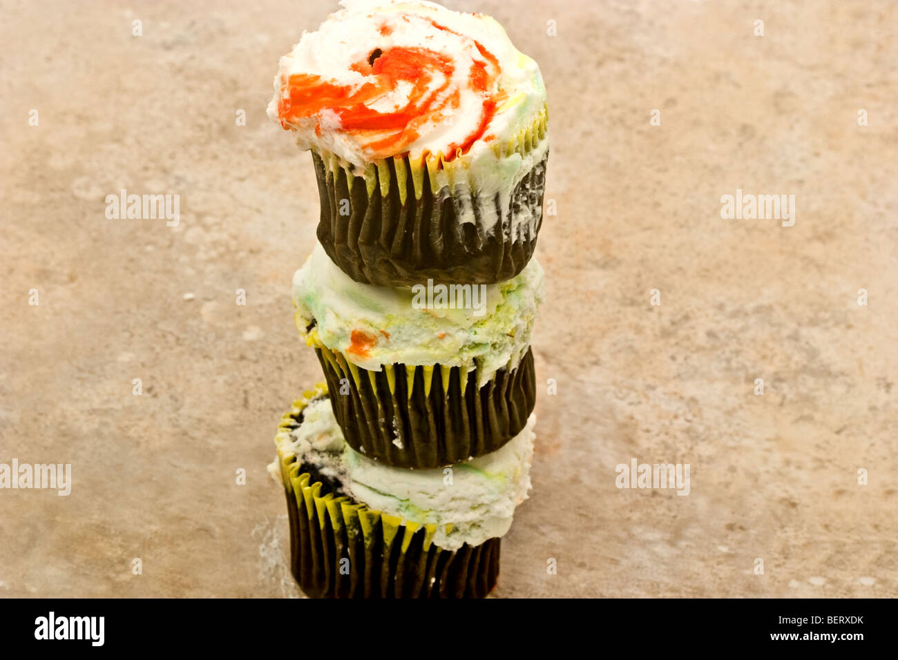 Stapel von drei Schokoladen Cupcakes mit Zuckerglasur überzogen Stockfoto