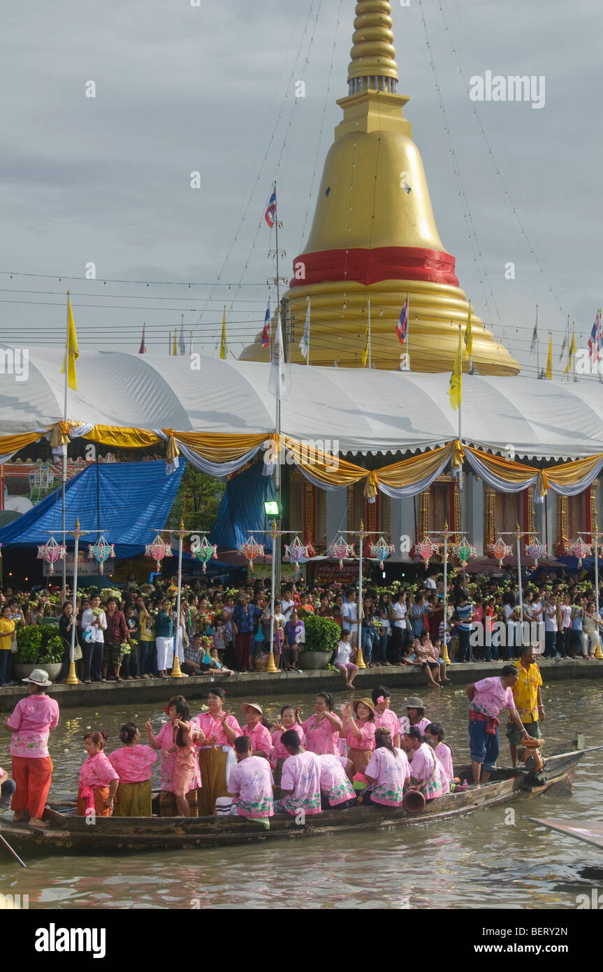 Massen werfen Lotusblumen auf eine Buddha-Statue auf dem Rap Bua Lotus werfen Festival in Thailand feiert das Ende der buddhistischen Stockfoto