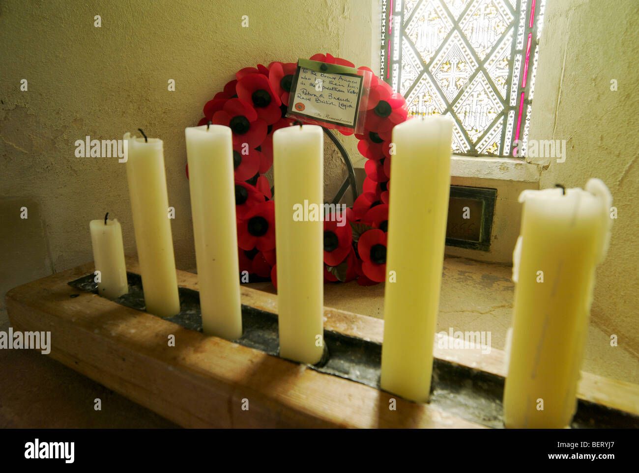 Hommagen an die alliierte Flieger getötet während des zweiten Weltkriegs in zwei Flugzeugabstürze in der Nähe von Upwaltham Kirche mit einer Gedenktafel errichtet im Jahr 2009 Stockfoto