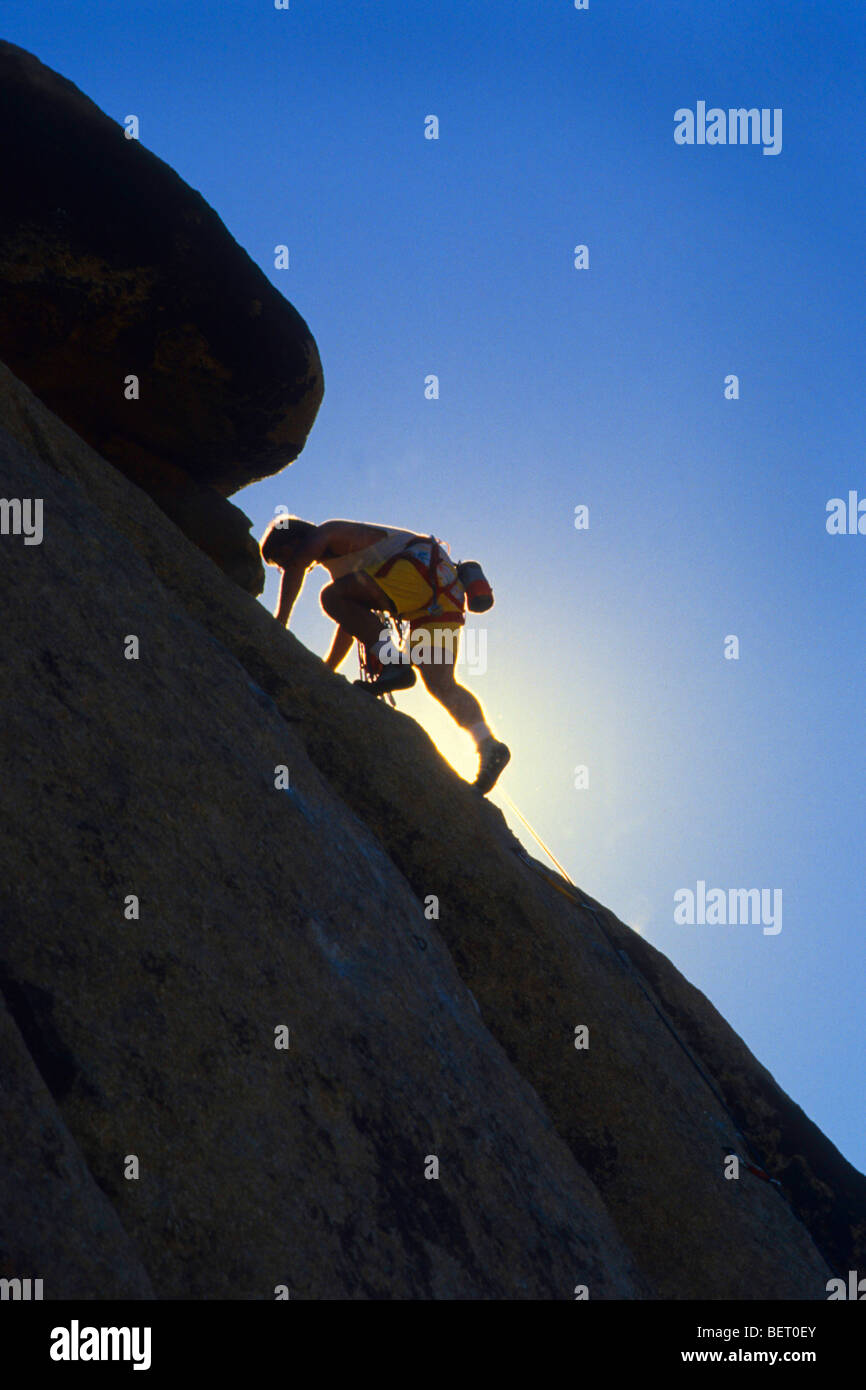 Höhepunkt Ziel Ziel Arbeit Bemühung Kunststück Nervenkitzel Gefahr Bedrohung überwinden sicher Sicherheit Sonne glühen Himmel blau klar Stockfoto