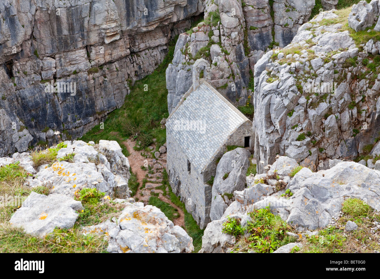 St. Govan-Kapelle, die versteckt in den Klippen von St. Govan Kopf, Pembrokeshire, Wales Stockfoto