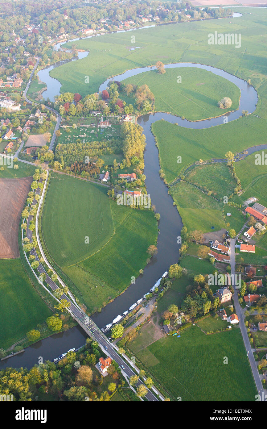 Alten Mäander, Grasland, Urbanisierung und Waldgebiet entlang Fluss Leie, Tal der Leie, Belgien Stockfoto
