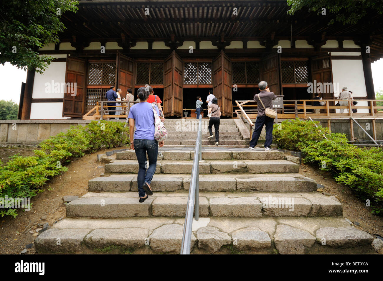 Stein-Treppe. Innenhof des Sai-Bereich. Horyu-Ji-Komplex. Ikaruga. Präfektur Nara. Kansai (aka Kinki) Region. Japan Stockfoto