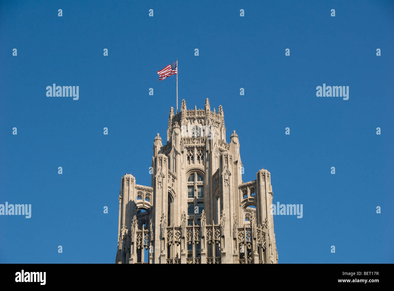 Tribune Tower mit amerikanischen Flagge in Chicago, Illinois, USA Stockfoto