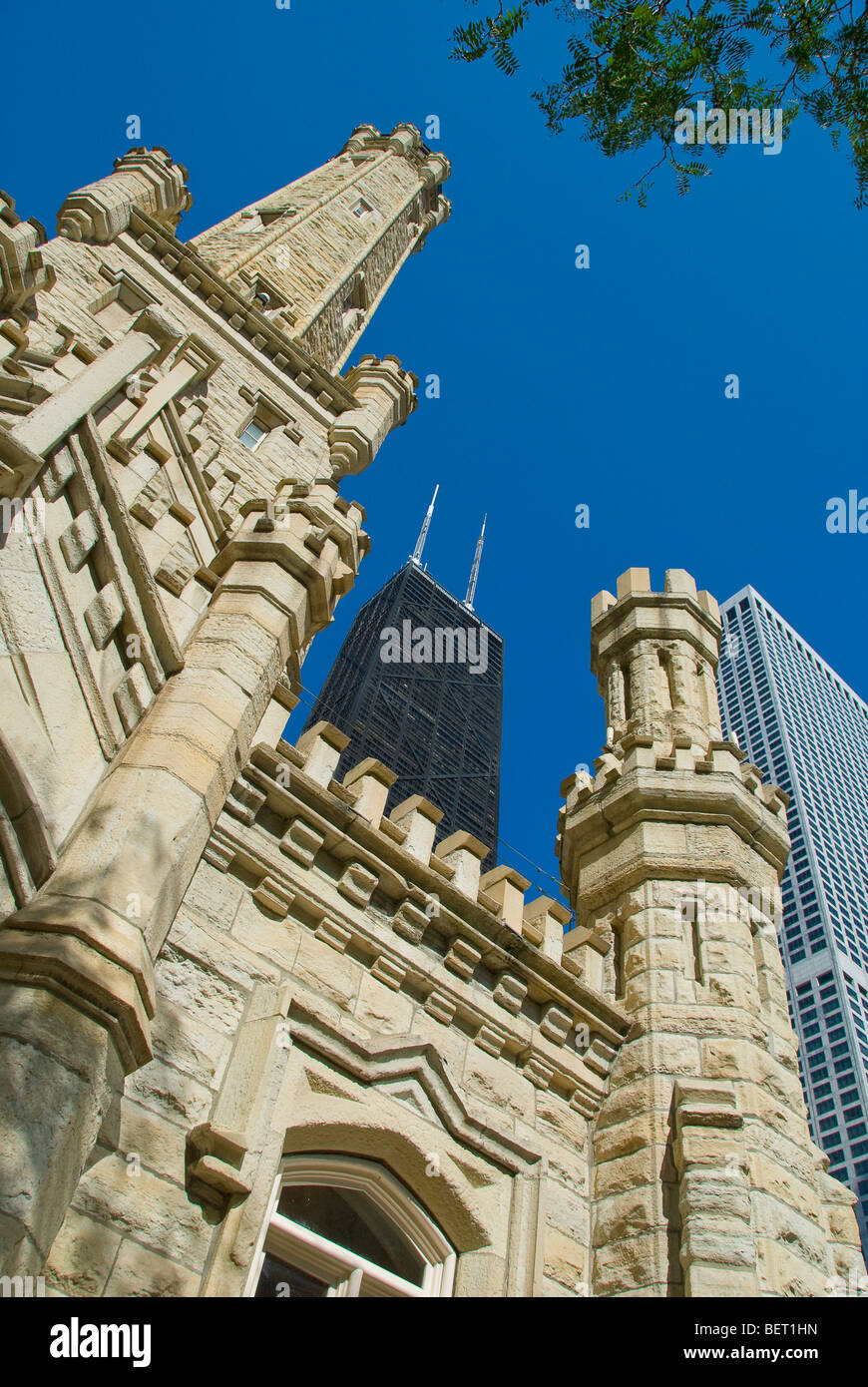 Niedrigen Winkel Ansicht des alten Chicago Water Tower, Chicago, Illinois, USA Stockfoto
