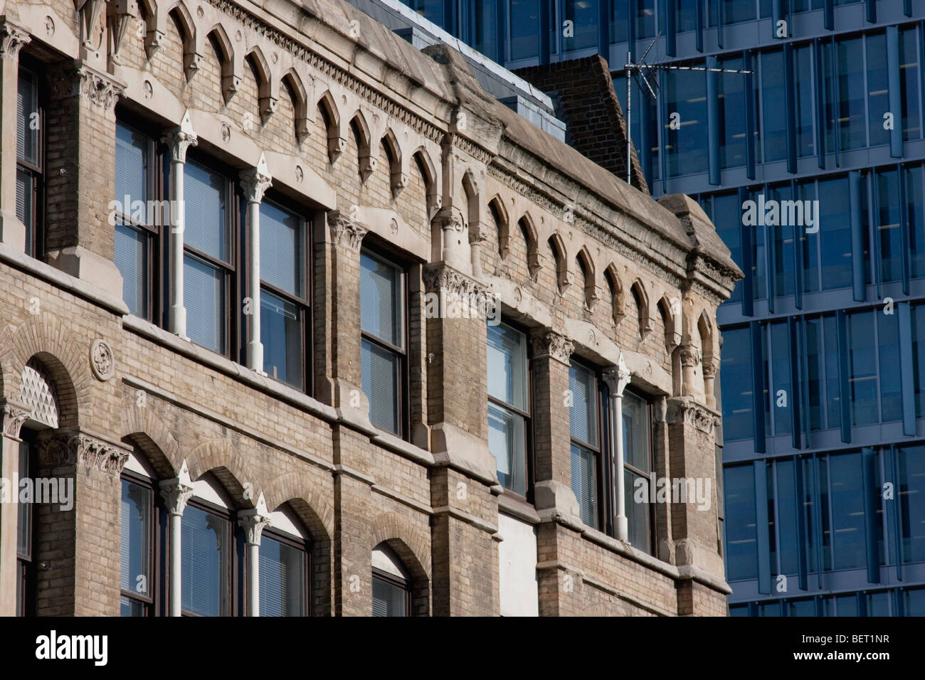 Gegensätzliche Baustile in Southwark, London England Stockfoto