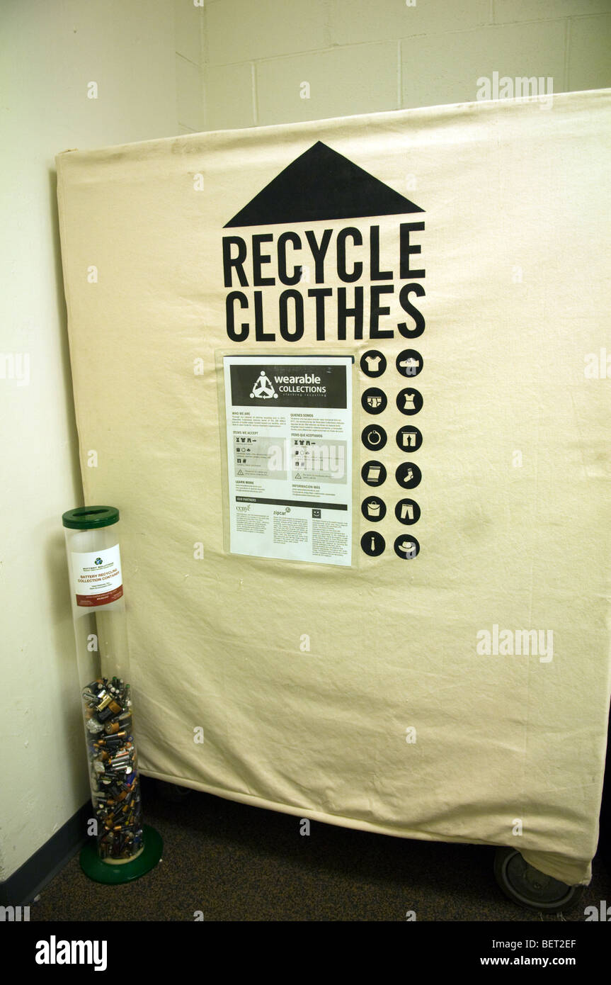 Behälter zum Recycling von Kleidung und Batterien in New York auf Samstag, 10. Oktober 2009 (© Frances M. Roberts) Stockfoto