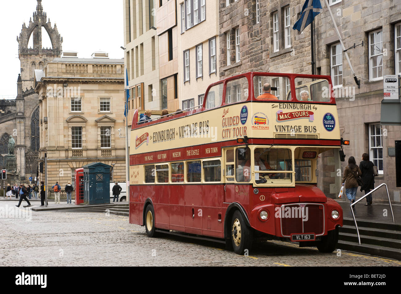 Oldtimer Bus Betrieb einen Rundgang durch die Altstadt von Edinburgh, Schottland, UK. Stockfoto