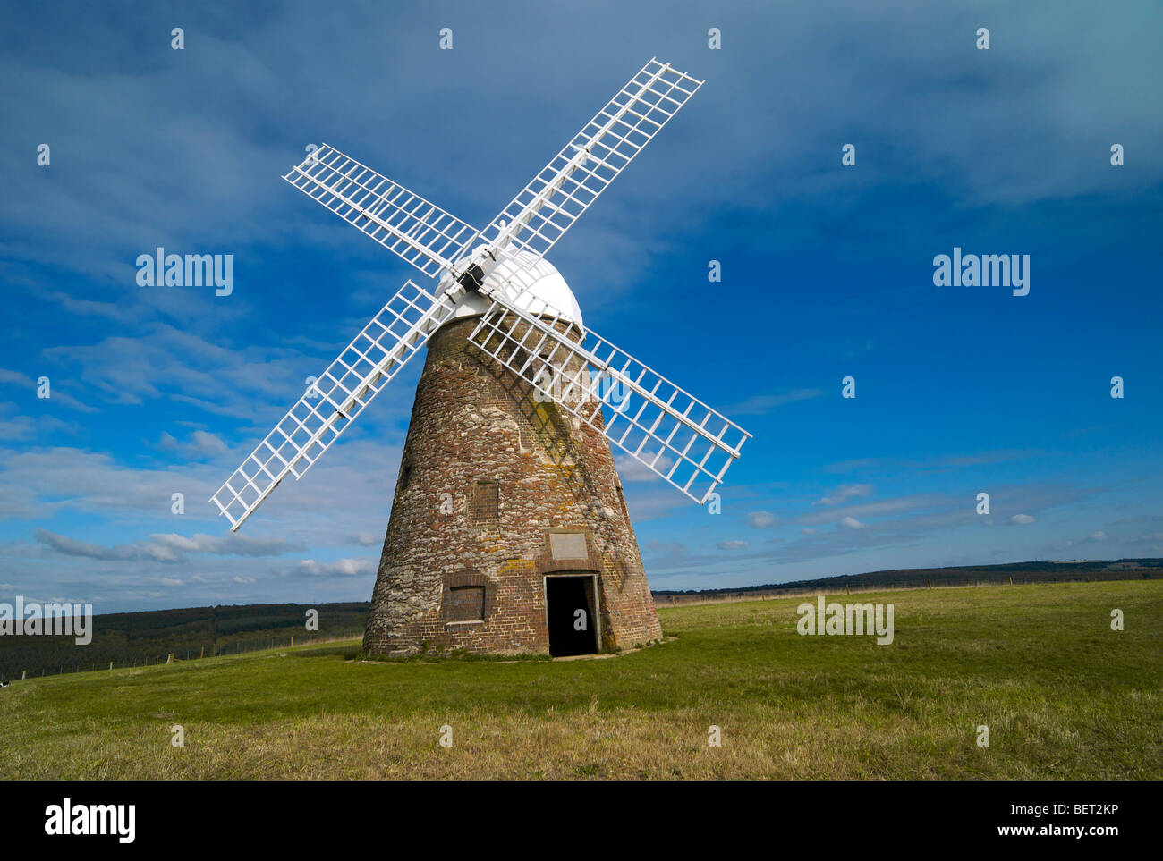 Das 18. Jahrhundert Halnaker Windmühle mit Blick auf Chichester, Sussex UK auf Halnaker Hügel Stockfoto