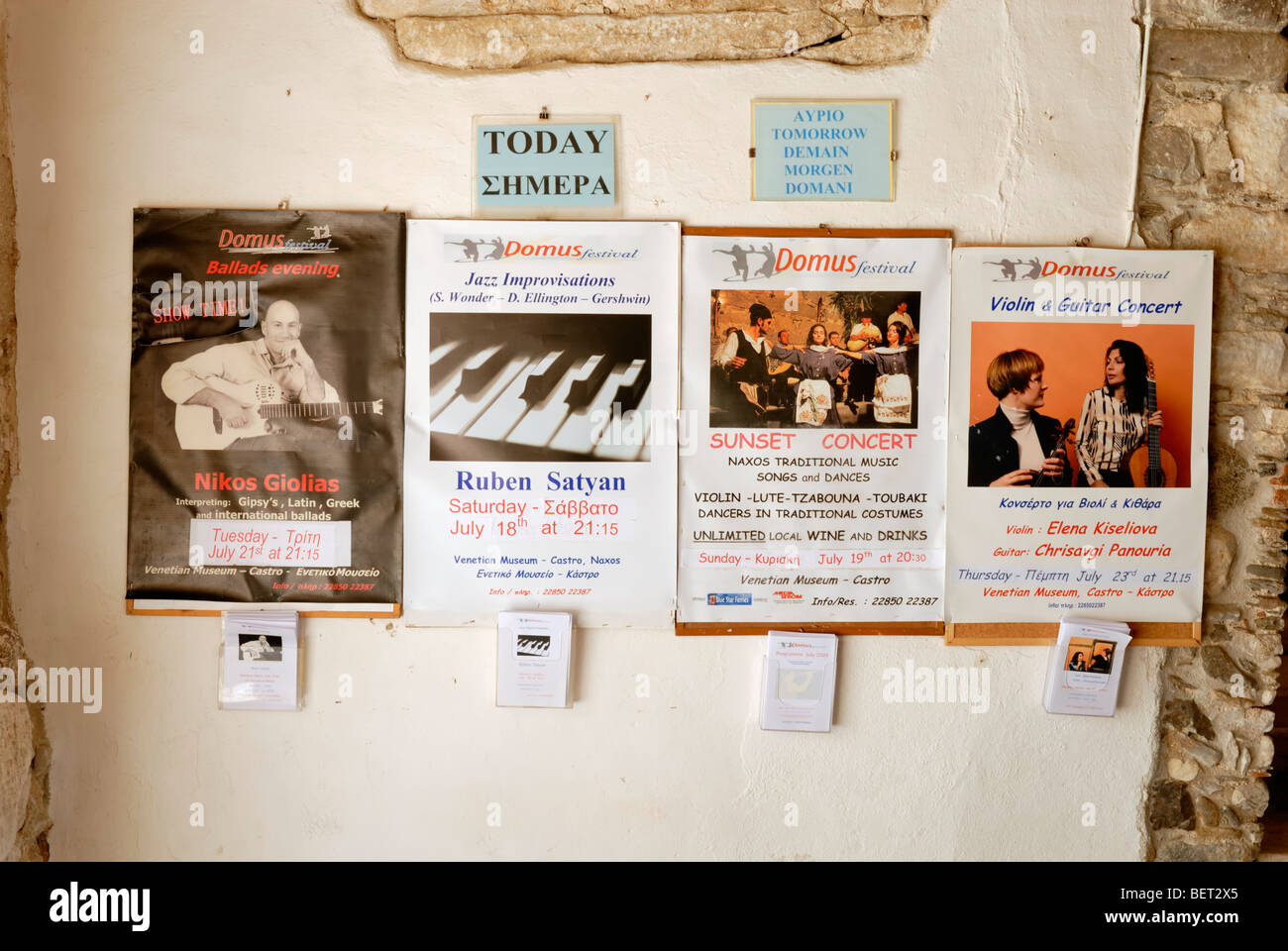Eine Wand mit Plakaten für das Sunset-Konzert (inklusive unbegrenzt Wein und Getränke) und andere Musikveranstaltungen der venezianischen... Stockfoto