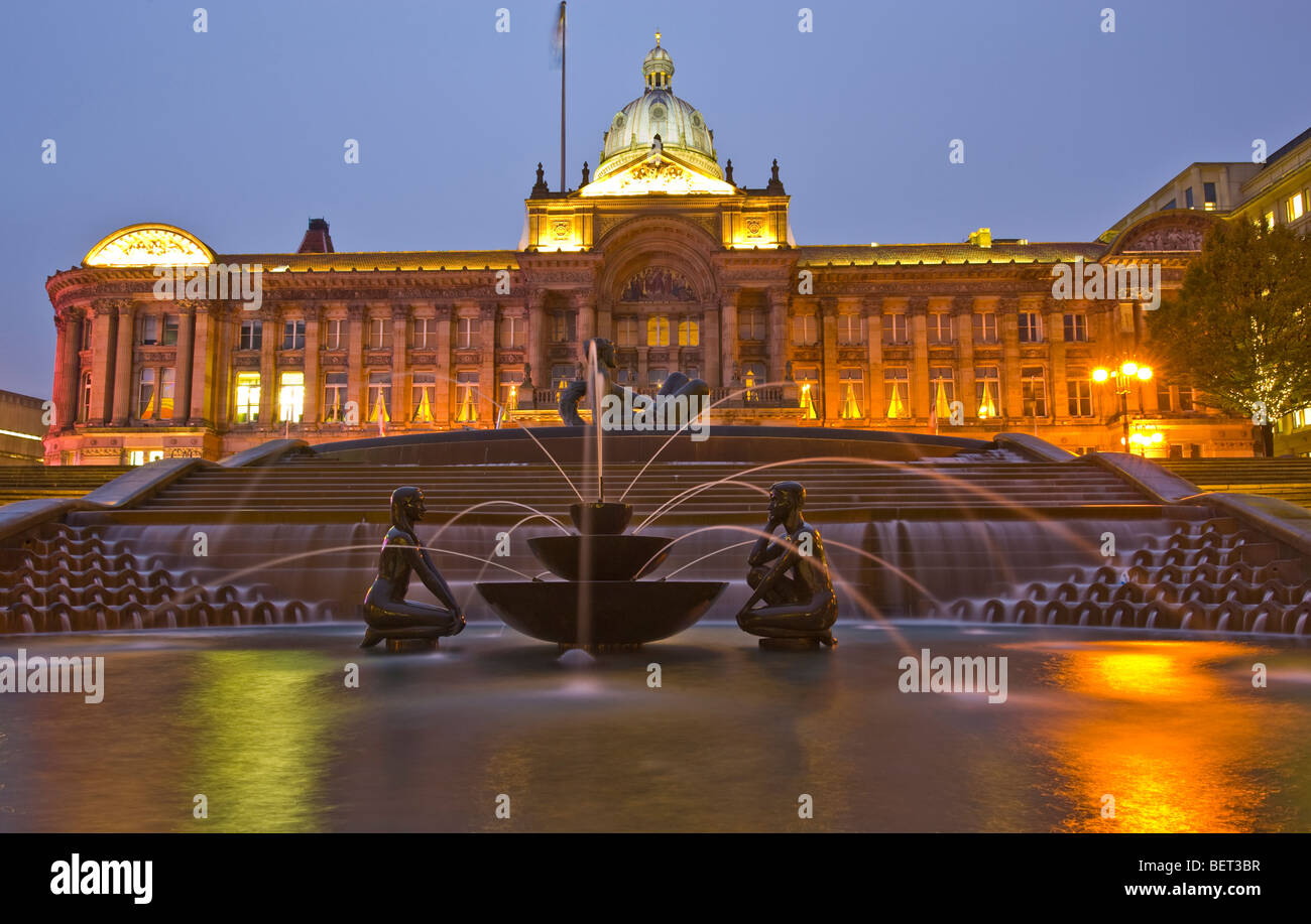 Eine lange Verschlusszeit Belichtung erfasst die subtile Töne der künstlich beleuchteten Wassereigenschaft namens "The River" in Birmingham Stockfoto