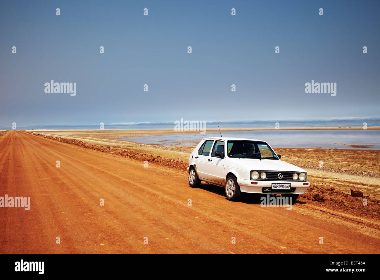 weißes Auto geparkt auf Roter Staub Weg, Namibia Stockfoto