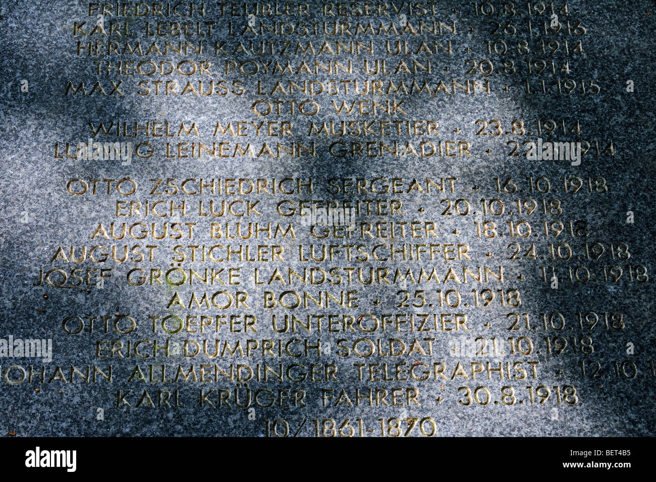 Namen auf WW1 Grabstein auf German First World War One Friedhof im Praatbos Wald, Vladslo, Belgien Stockfoto