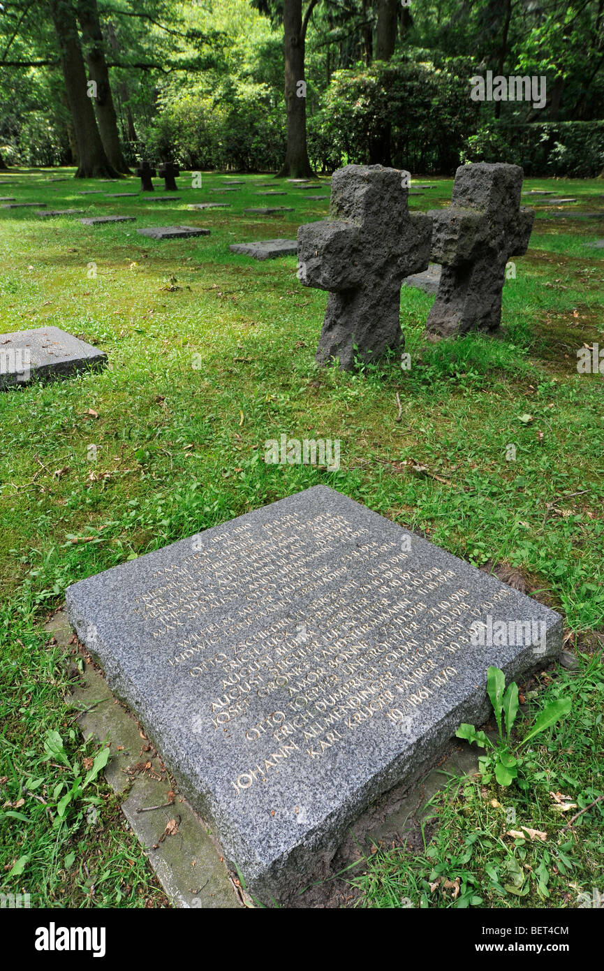 Steinkreuze und WW1 Grabsteine auf German First World War One Friedhof im Praatbos Wald, Vladslo, Belgien Stockfoto