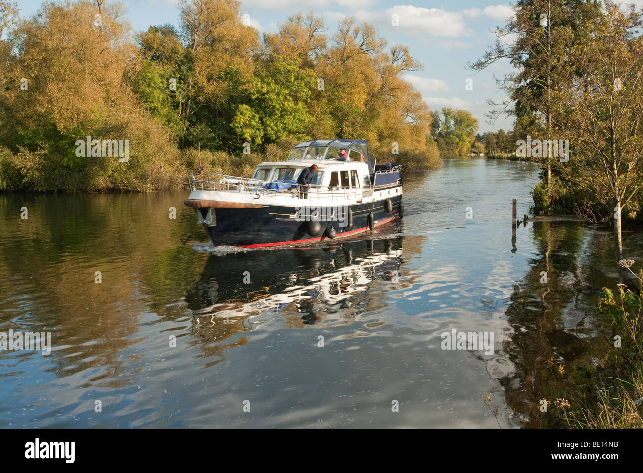 Vergnügungsschiff nähert sich Hambleden Sperre auf der Themse in der Nähe von Henley, Oxfordshire, Vereinigtes Königreich Stockfoto