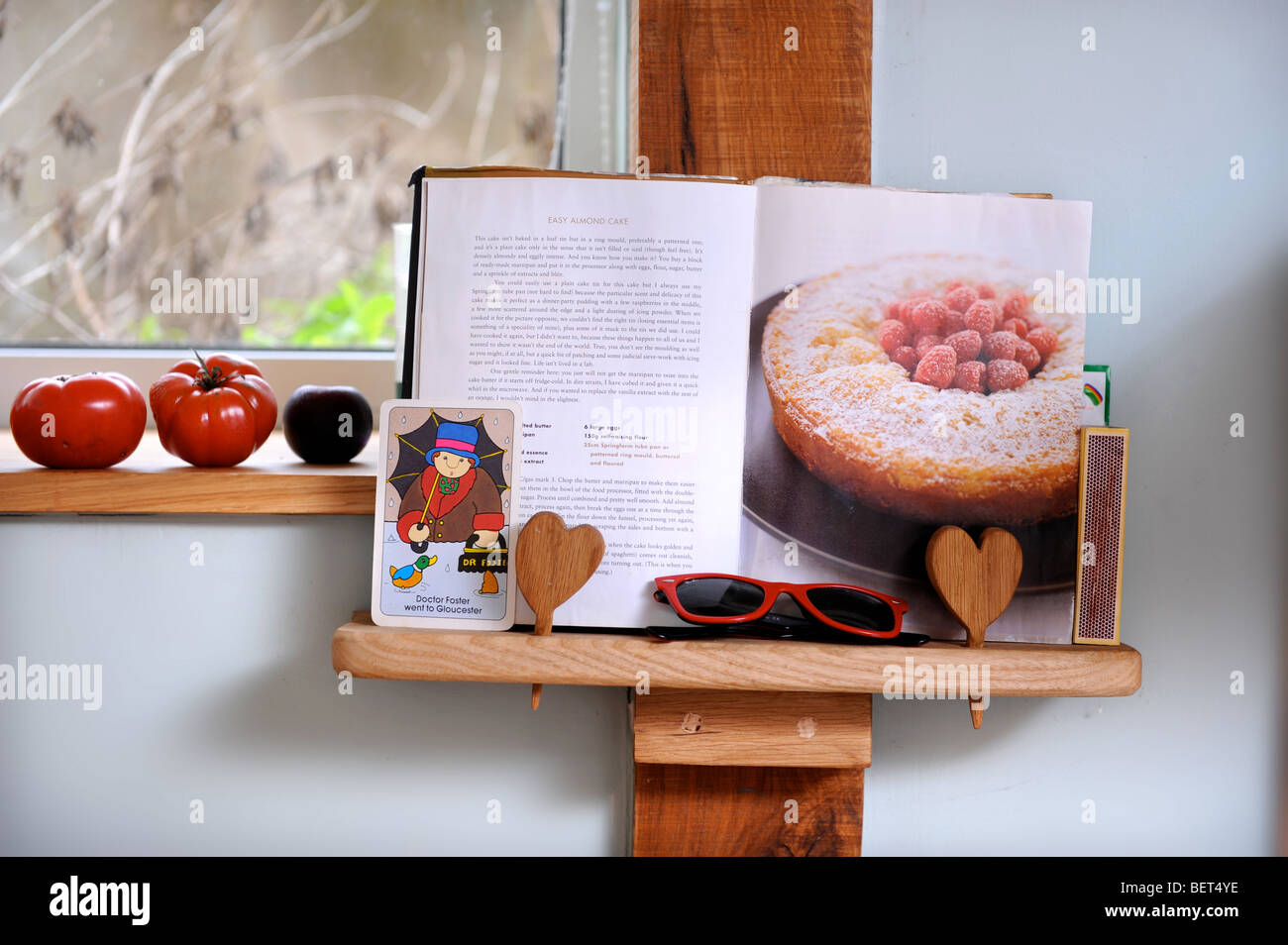 EIN KOCHBUCH IN DER NÄHE VON EINEM KÜCHENFENSTER IN A COUNTRY COTTAGE UK Stockfoto