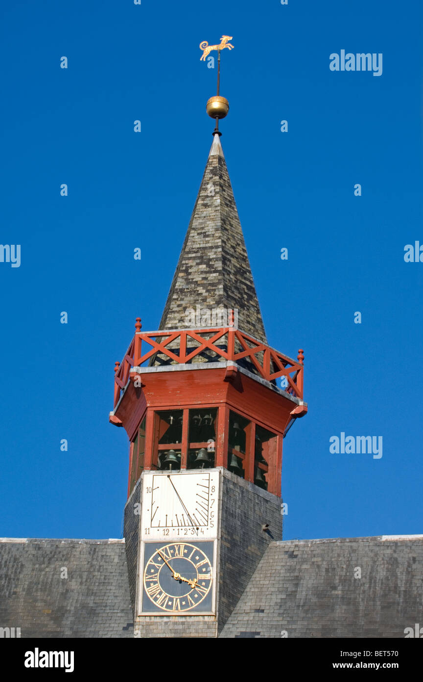 Dach-Revolver mit Glockenspiel, Uhr und Sonnenuhr des Rathauses der Stadt Damme, West-Flandern, Belgien Stockfoto