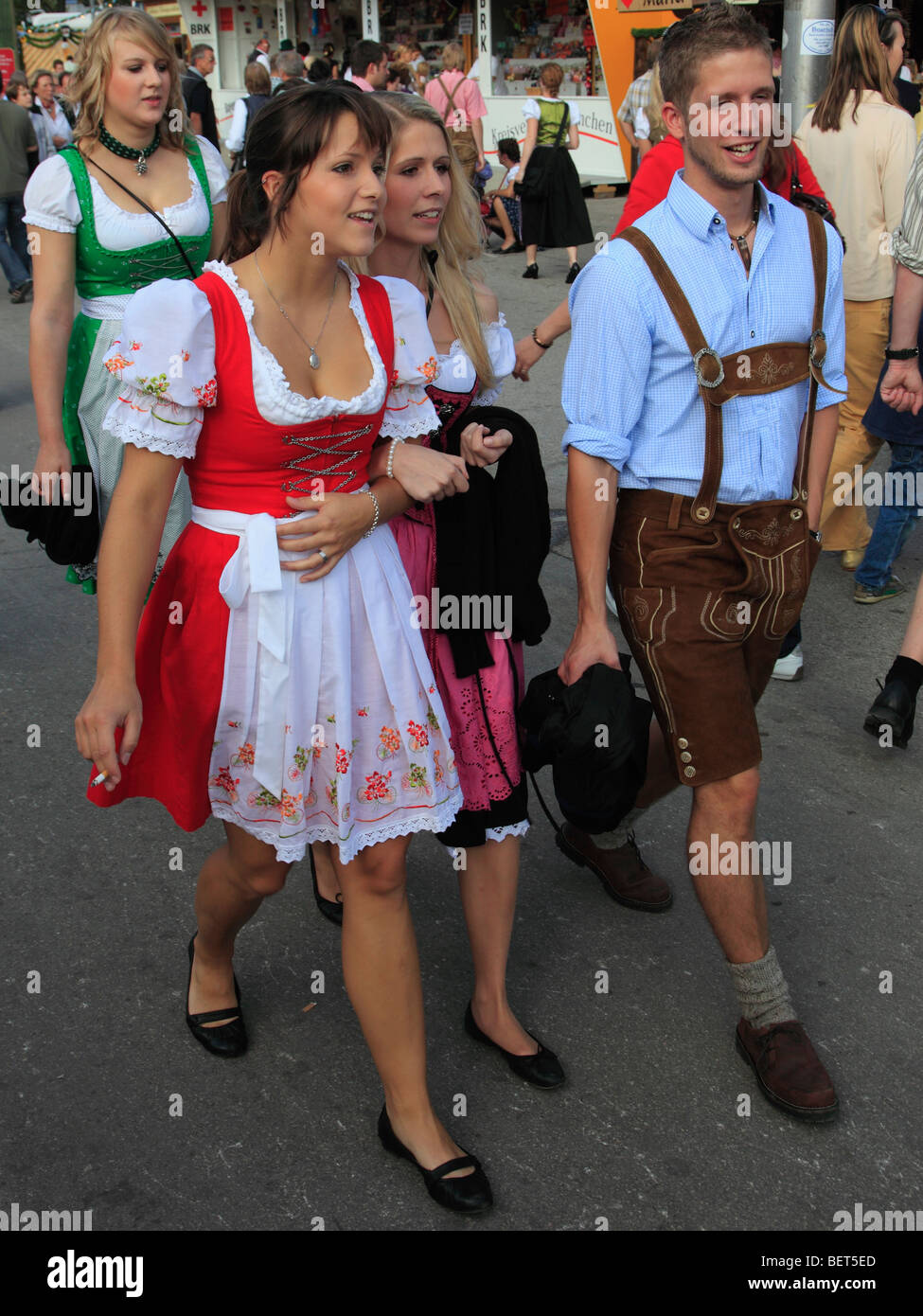 Deutschland, Bayern, München, Oktoberfest, Menschen in traditioneller  Kleidung Stockfotografie - Alamy