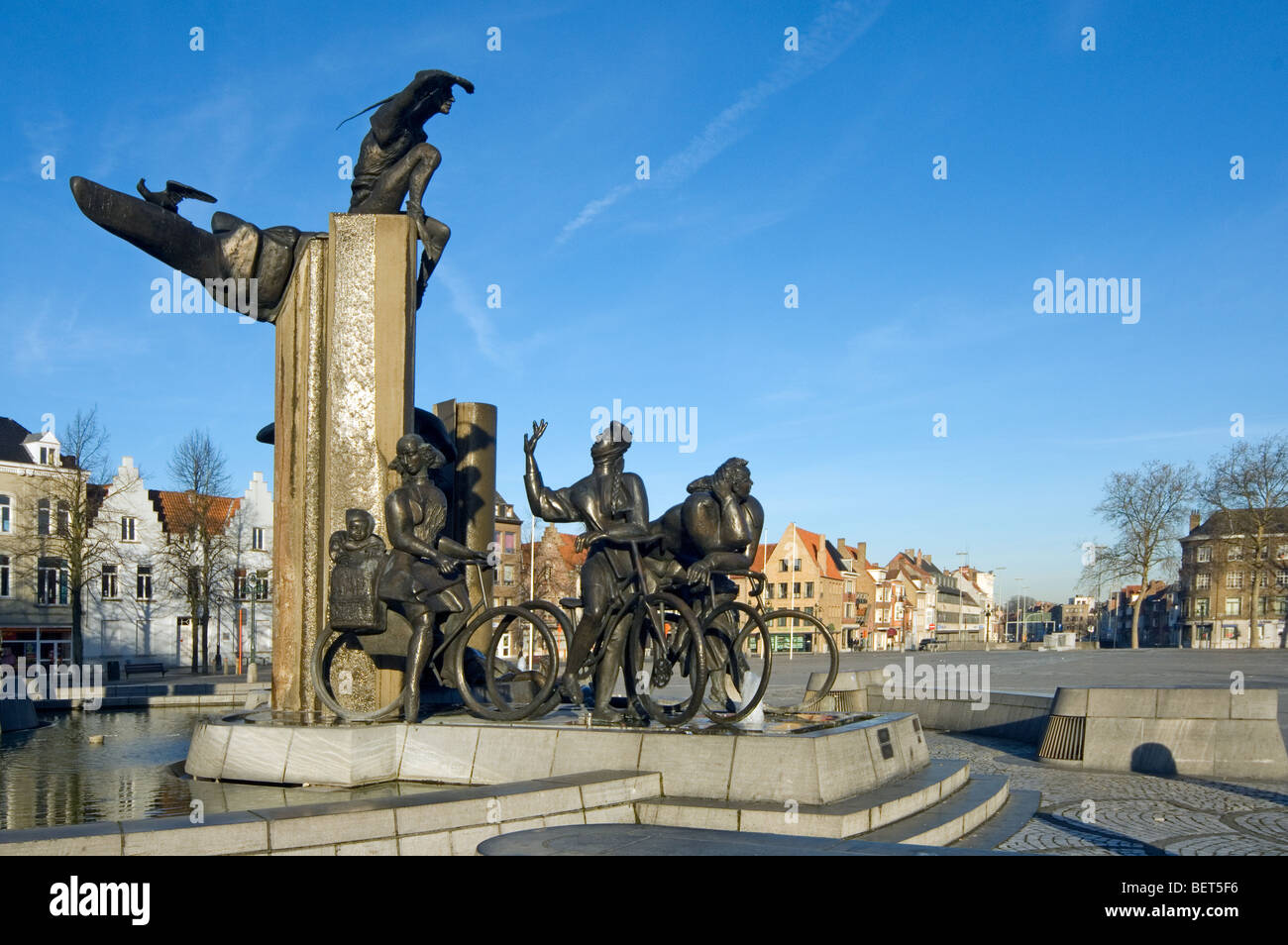 Skulptur Gruppe mit Brunnen auf dem Platz Het Zand in der Stadt Brügge, West-Flandern, Belgien Stockfoto