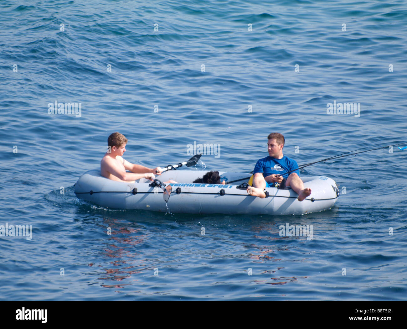 Zwei junge Männer in einem Boot Fischen. Stockfoto