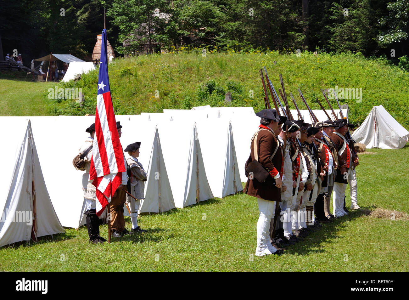Patrioten in ihrem Zeltlager - kostümiert amerikanischer revolutionärer Krieg (1770) Ära Reenactment Stockfoto