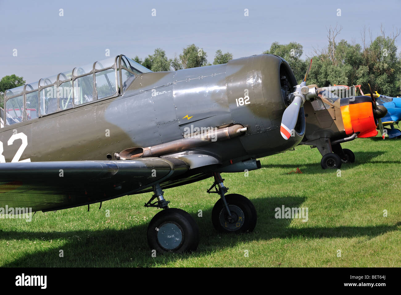 Zweiten Weltkrieg zwei amerikanische Harvard einmotorige Flugzeuge am Flugplatz Stockfoto