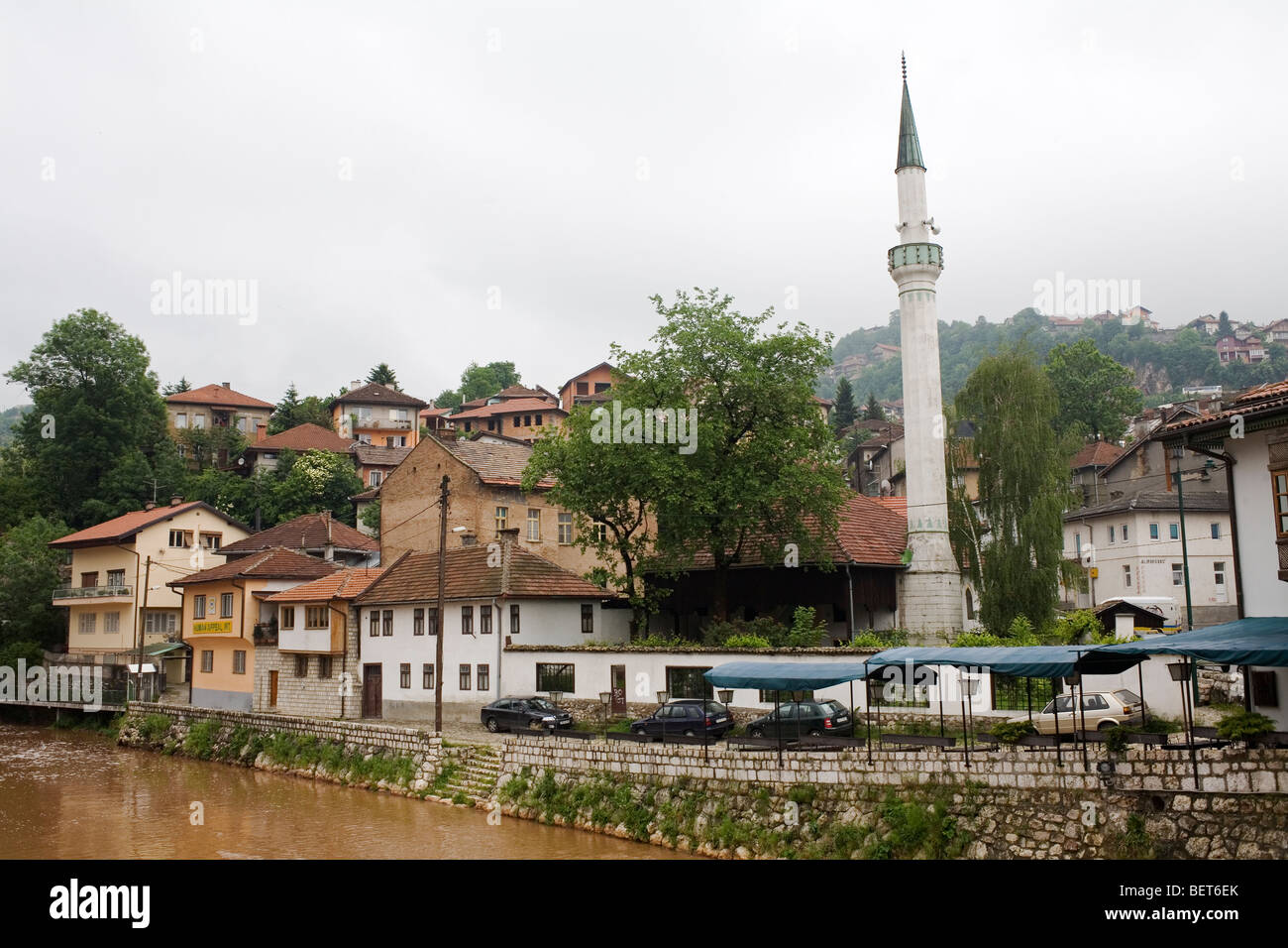 Eine bosnische Moschee am Ufer des Flusses Miljacka in Sarajevo. Stockfoto