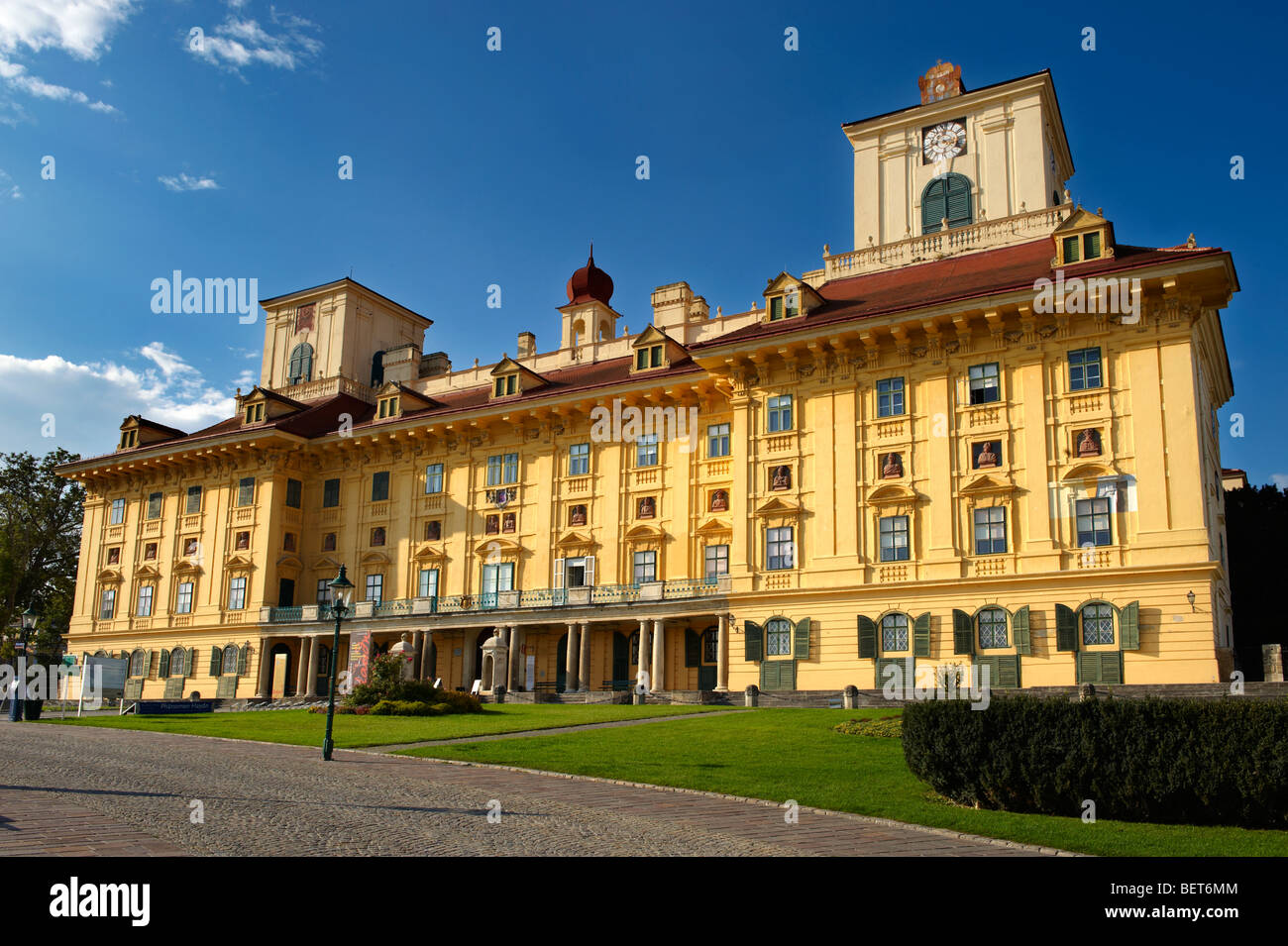 Esterhazy Chateaux ( Esterházy Kastélz ), Eisenstadt (Kismarton), Österreich . Das Esterházy-Schloss in Eisenstadt ist eines der schönsten Barockpaläste Stockfoto