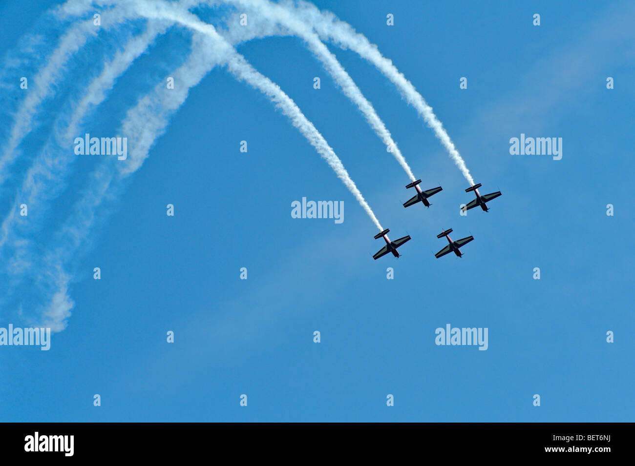 Flugzeuge / Flugzeuge aus der Royal Jordanian Falcons fliegen in Formation auf der Airshow in Koksijde, Belgien Stockfoto