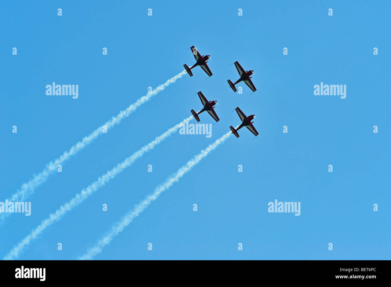 Flugzeuge / Flugzeuge aus der Royal Jordanian Falcons fliegen in Formation auf der Airshow in Koksijde, Belgien Stockfoto