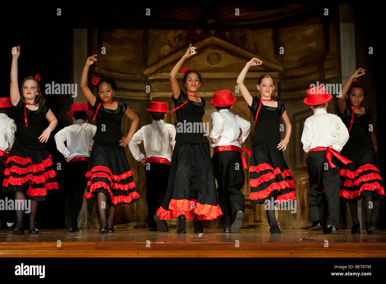 Schüler der Junior Schule durchführen "Royal Dance" an der St George School, Cape Town, Südafrika Stockfoto