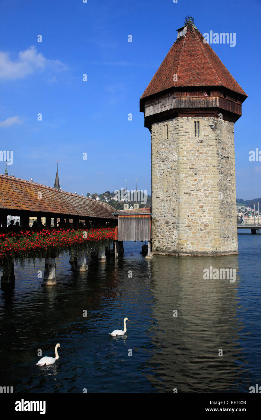 Schweiz, Luzern, Luzern, Kapellbrucke Brücke, Wasserturm-Turm Stockfoto