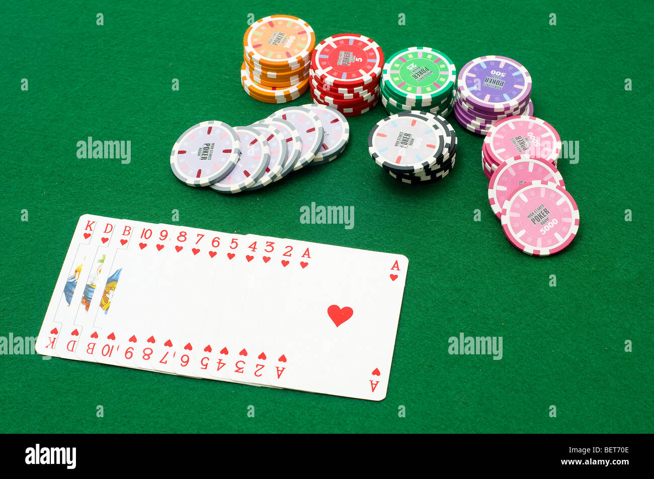 Poker spielen Karten und Datenblättern auf dem grünen Tisch Stockfoto