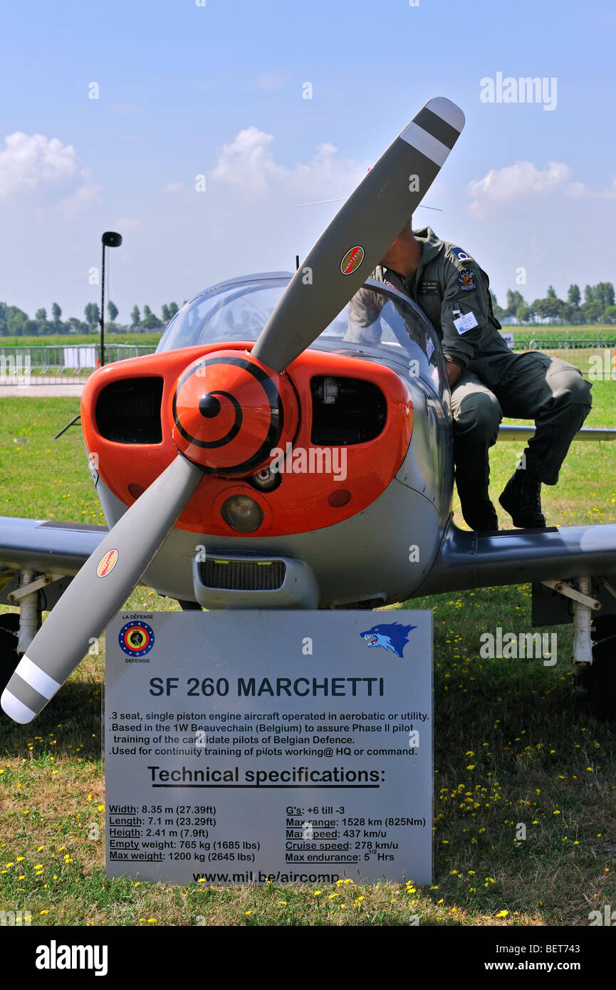 Aeroplane / Flugzeug SF 260 Marchetti mit Pilote auf der Airshow in Koksijde, Belgien Stockfoto