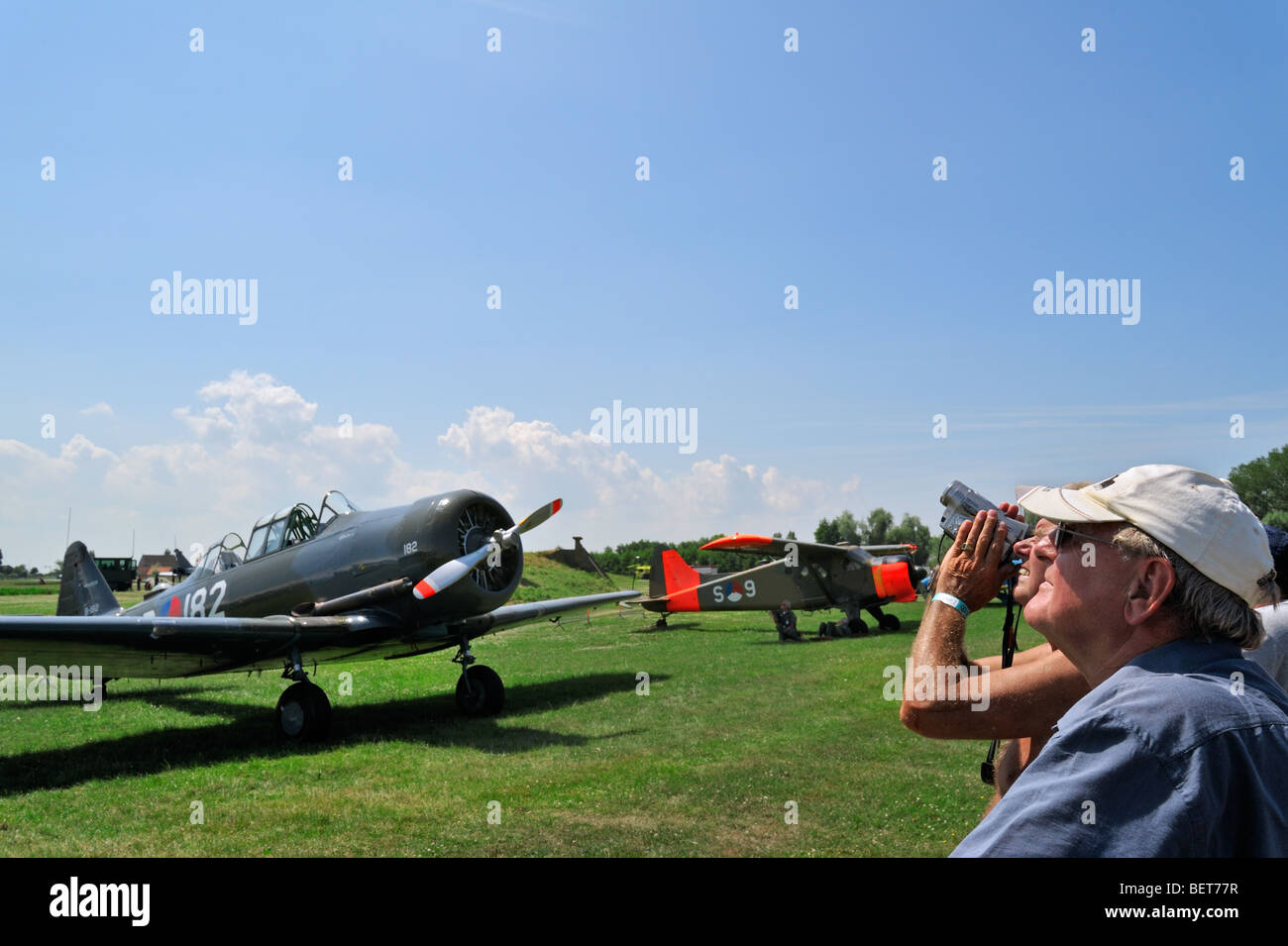 Zuschauer am Flugplatz blickte zu Kunstflug während Airshow in Koksijde, Belgien Stockfoto