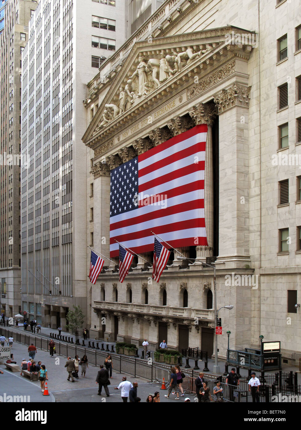 New York Stock Exchange mit riesigen US-Flagge Stockfoto