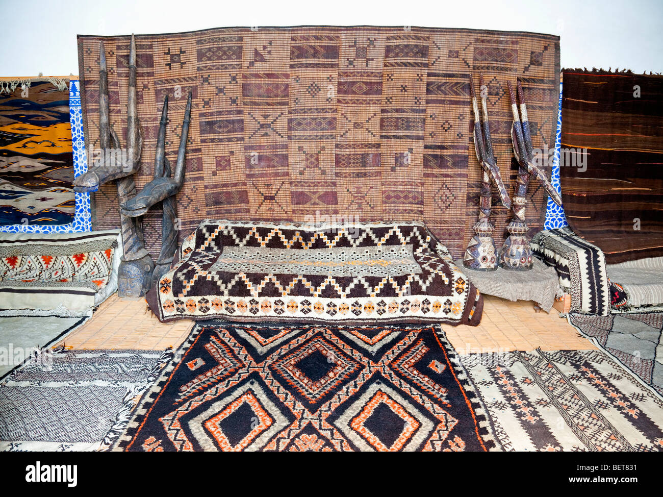 Maison Tiskwin mit Ausstellung von Teppichen und traditionellen Sofa mit geschnitzten Tieren, Marrakesch, Marokko Stockfoto