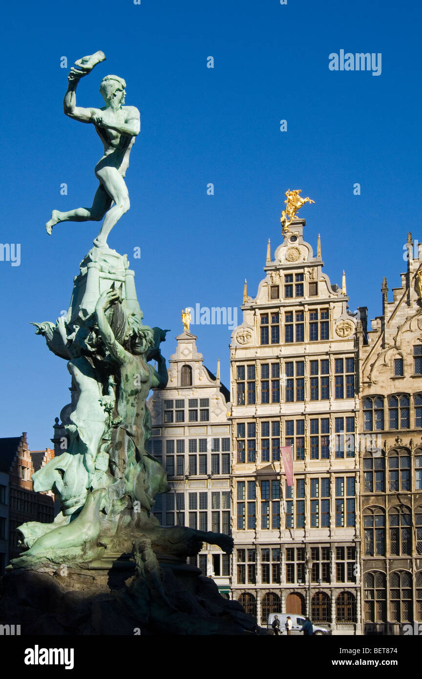 Zunfthäuser und Brunnen Statue von Silvius Brabo werfen den Riesen Hand auf dem Grote Markt / Stadtplatz, Antwerpen, Belgien Stockfoto