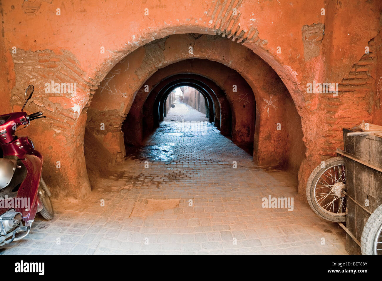 Derb Si Said zeigt schmale gewölbte Gasse, Kennaria, Marrakesch, Marokko Stockfoto