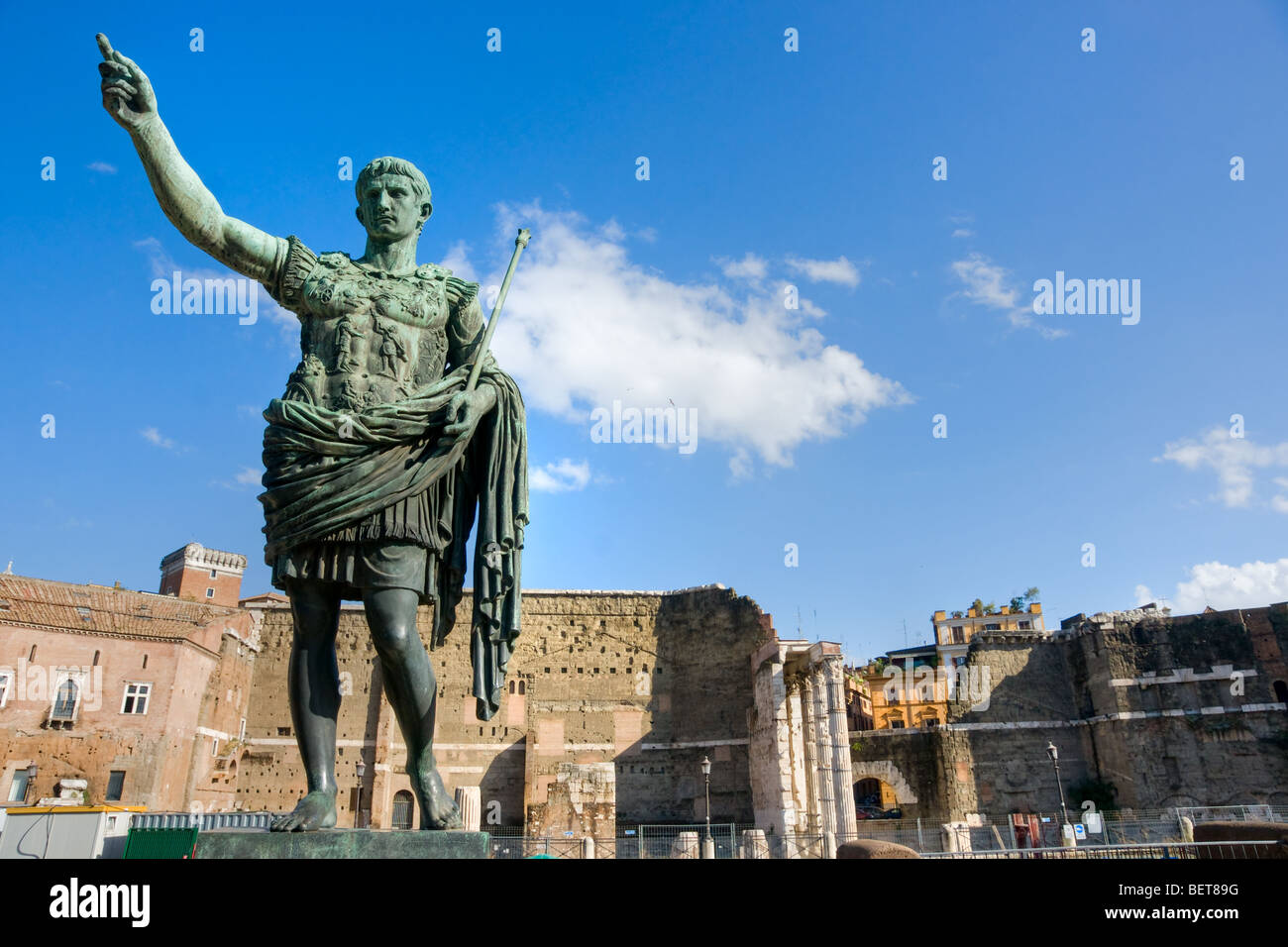 Der Trajan-Forum, mit Bronze-Statue von Caesar, Rom, Italien. Stockfoto