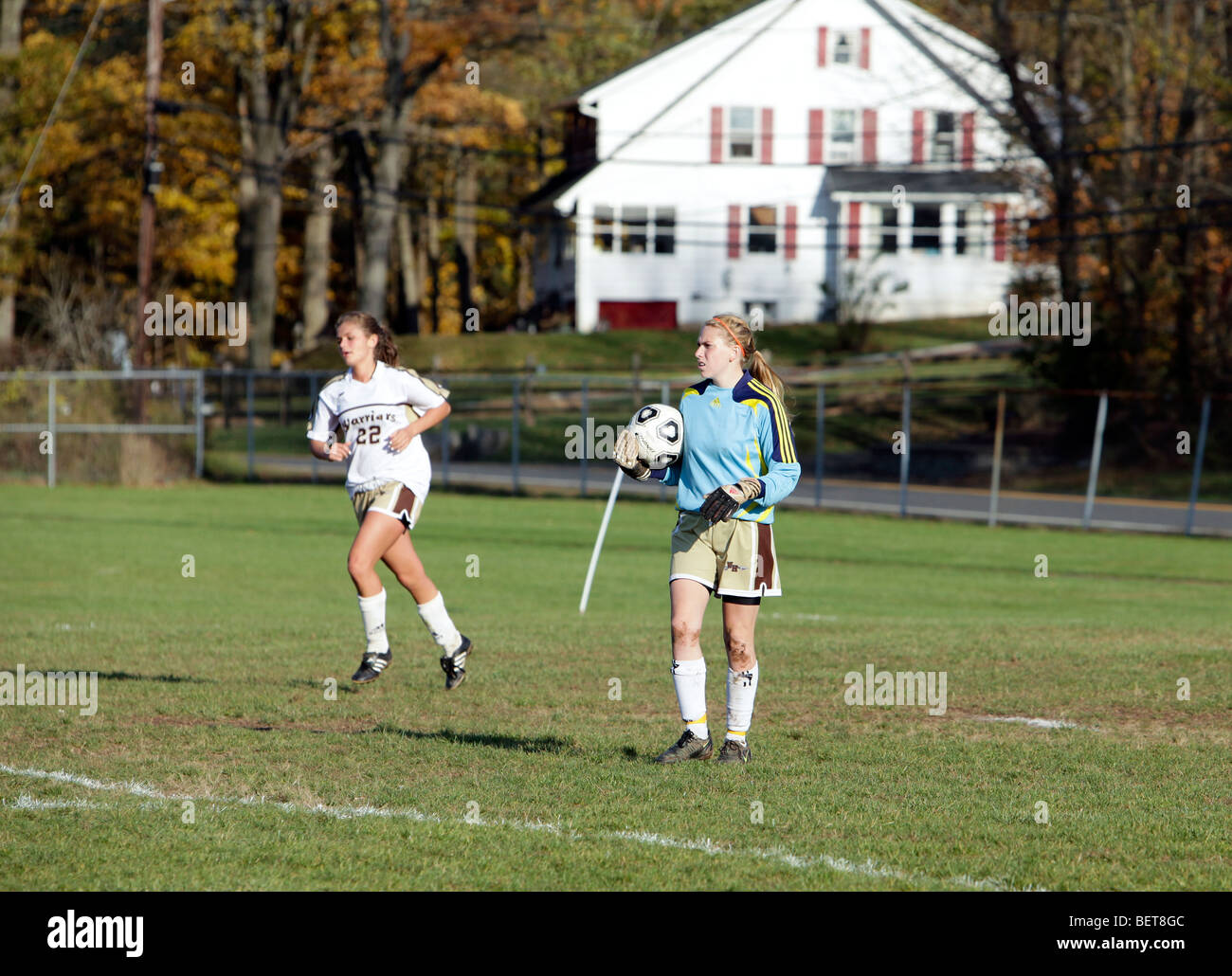 Mädchen im Teenageralter High School Fußball Fußball zu spielen. Stockfoto