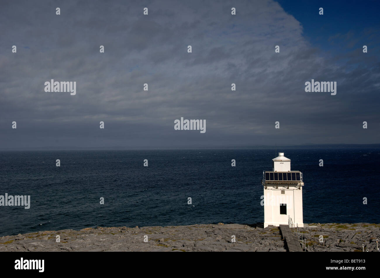 Schwarz Head Lighthouse, schwarzer Kopf, die Burren Region, Shannon, Irland, Eire. Stockfoto