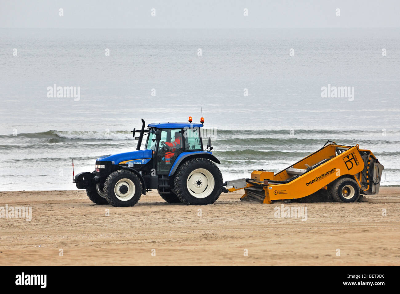 Traktor-zog Strand sauberer Rechen Meer Sand im Seebad an der Nordseeküste Stockfoto
