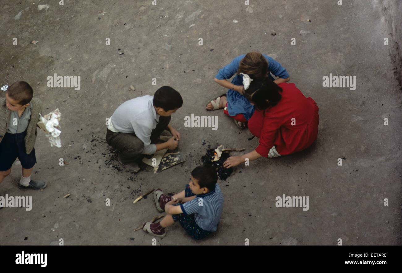 Kinder spielen mit Feuer, Ulus, Ankara, Türkei 670930 036x Stockfoto
