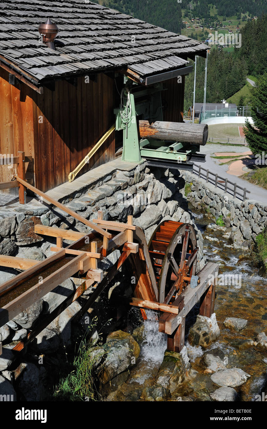 Alte Schweizer Sägewerk mit Wasserrad im alpinen Dorf Grimentz, Valais / Wallis, Schweiz Stockfoto