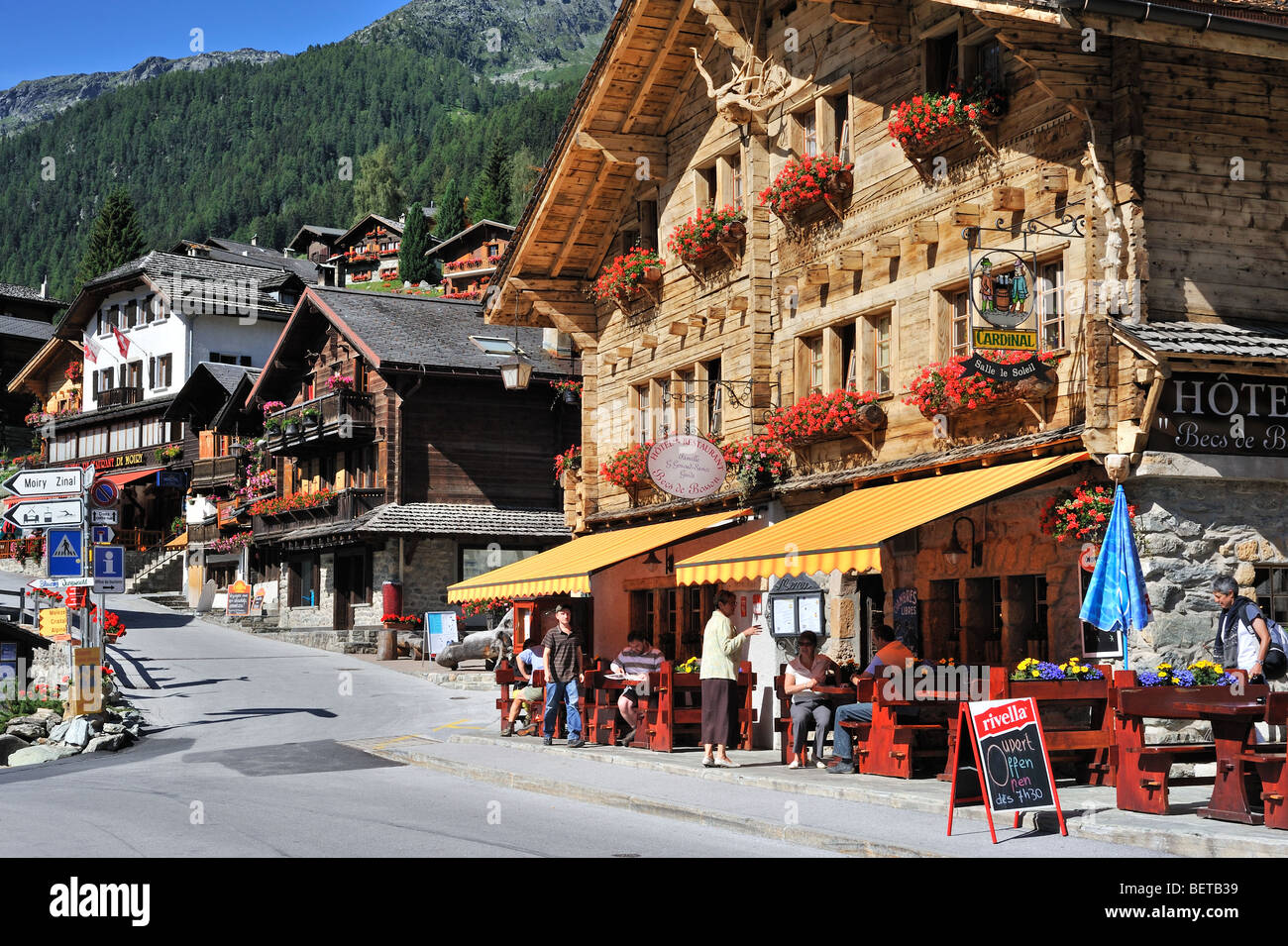 Touristen sitzen auf der Terrasse des Schweizer Hotel im alpinen Dorf  Grimentz, Valais / Wallis, Schweiz Stockfotografie - Alamy