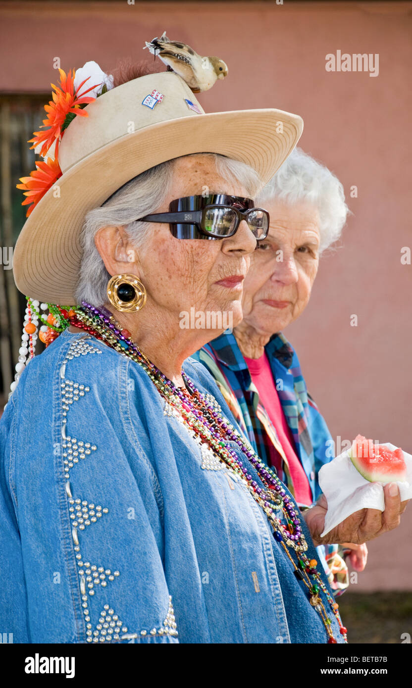 Zwei Freunde genießen die Gesellschaft des anderen zusammen mit den Feierlichkeiten am jährlichen Labor Day Street Fair in Carrizozo, New Mexico. Stockfoto