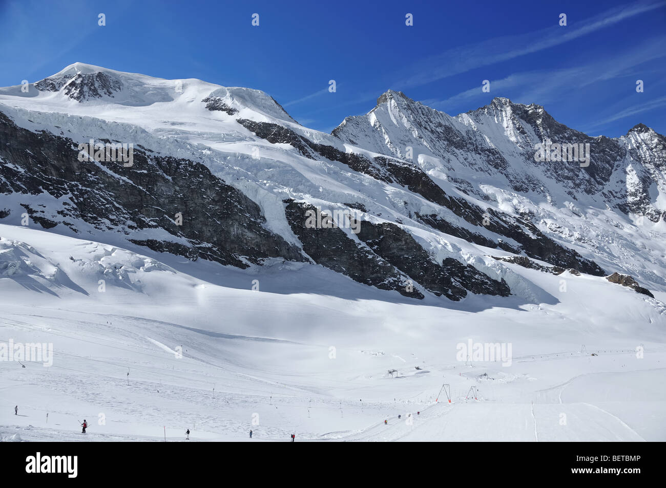 Skifahren auf dem Gletscher in Saas Fee in den Schweizer Alpen Stockfoto