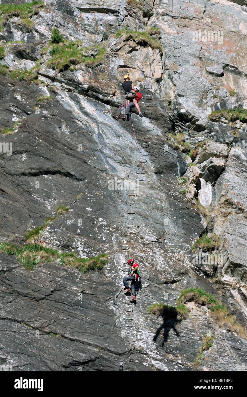 Rettungskette Schweiz Helikopter Winde Retter und Kletterer / Opfer von Klettersteig / Felswand in den Alpen, Schweiz Stockfoto
