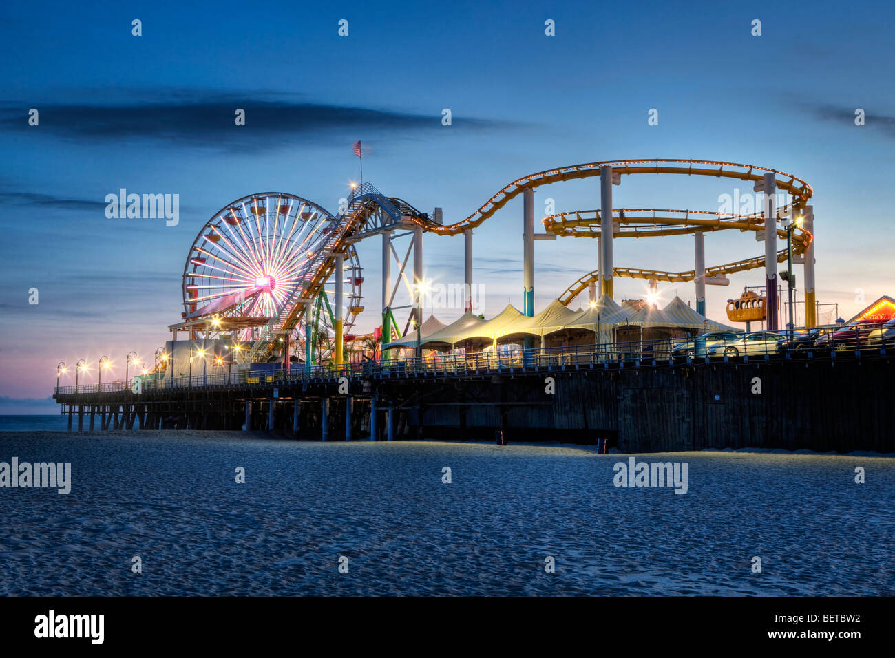 Die Pier in der Nacht am Strand von Santa Monica in Los Angeles, Kalifornien, USA Stockfoto